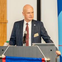 Wolfgang Schlor speaking at a podium